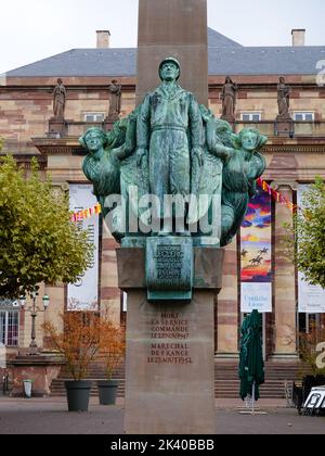 Denkmal für General Philippe Leclerc, französischer Führer im Zweiten Weltkrieg, Place Broglie, vor dem Straßburger Theater, Straßburg, Frankreich. Stockfoto