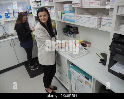 Apotheker in nicht-medizinischer Kleidung Stockfoto