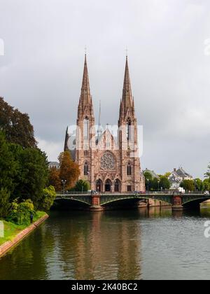 St. Paul's Church of Strasbourg, Église Saint-Paul de Strasbourg, neugotische Architektur mit zwei Stiften in Pont d'Auvergne, Elsass, Frankreich. Stockfoto