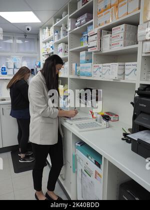 Apotheker in nicht-medizinischer Kleidung Stockfoto