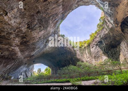 Die riesige Devetashka Cave mit einem erstaunlichen Ökosystem im Inneren. Das Hotel liegt in der Nähe der Stadt Lovech in Bulgarien. Stockfoto