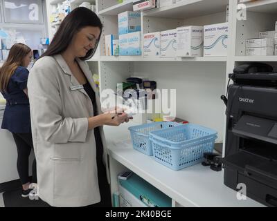 Apotheker in nicht-medizinischer Kleidung Stockfoto