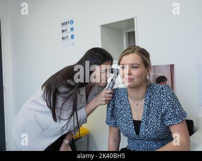 Apotheker in nicht-medizinischer Kleidung Stockfoto