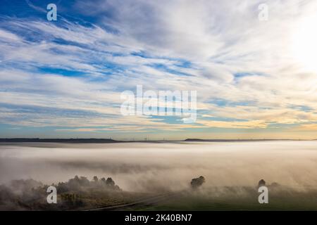 Sonnenaufgang mit Nebel über der Landschaft Stockfoto