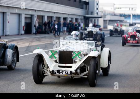 Der White, 1931, Invicta Low Chassis, von Alan und Rory Brown, verlässt die Boxengasse beim Start des MRL Pre-war Sports Cars 'BRDC 500' Race Stockfoto