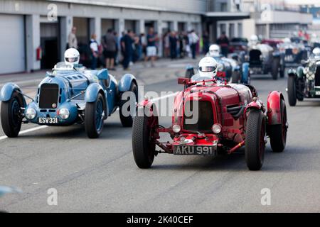 Edward Bradley's, Red,1935, Aston Martin Ulster und Till Bechtolsheimer's, Blue,1936,Talbot Lago T150C, beim MRL Pre-war Sports Cars 'BRDC 500' Race Stockfoto