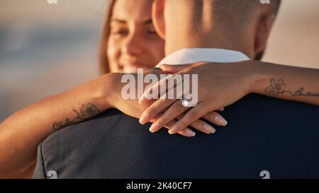 Hochzeit, Liebe und Paar Umarmung mit Ring, Glück und Feier für das Leben Partnerschaft, Bindung und Vereinigung bei der Zeremonie Veranstaltung. Glücklicher, diamantener Ehering Stockfoto