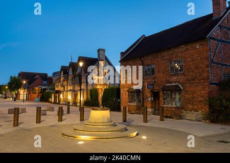 Die Statue von William Shakespeare erleuchtete im Morgengrauen. Henley Street, Stratford-upon-Avon, Warwickshire, England Stockfoto
