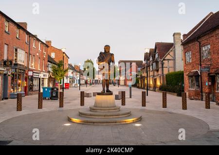 Die Statue von William Shakespeare leuchtete vor Sonnenaufgang auf. Henley Street, Stratford-upon-Avon, Warwickshire, England Stockfoto