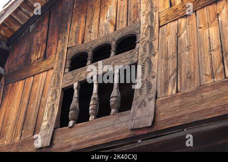 Altes geschnitztes Holzfenster in traditionellem norwegischen Haus Stockfoto