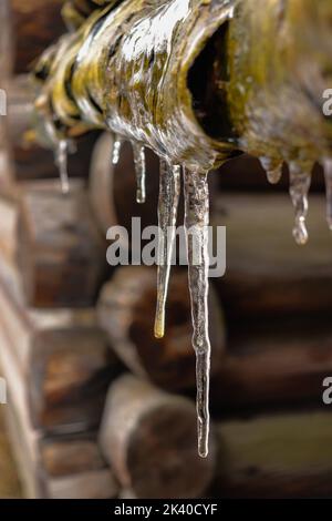 Eisstalaktit taut im Frühjahr auf einer Fensterbank Stockfoto