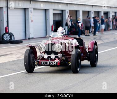 Der Red,1936, Aston Martin Speed Model, von Robert Blakemore und Nigel Armstrong, in der Pit Lane vor dem MRL Pre-war Sports Cars 'BRDC 500 Rennen. Stockfoto