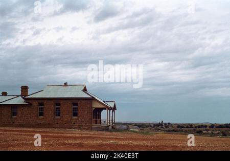 Das historische alte Gerichtsgebäude in Milparinka, im äußersten Westen von NSW, Australien, um 1993. Das Gerichtsgebäude wurde 1896 auf dem Höhepunkt des Goldrausches erbaut und wurde kürzlich restauriert. Stockfoto