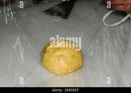 Mischung aus Mehl und Wasser, um die Entwicklung von Gluten im Mürbeteig zu initiieren. Stockfoto