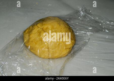 Mischung aus Mehl und Wasser, um die Entwicklung von Gluten im Mürbeteig zu initiieren. Stockfoto