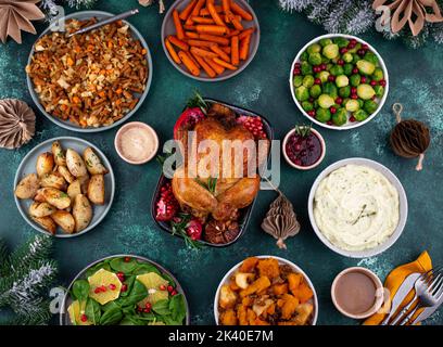 Weihnachtliches festliches Abendessen mit traditionellen Gerichten Stockfoto