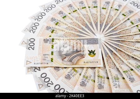 Bundle polnischer 200 Zloty-Banknoten in einem Kreis. Isoliert auf Weiß. Beschneidungspfad enthalten. Stockfoto