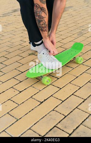 Mann, der sich auf die Straße der Stadt vorbereitet Stockfoto