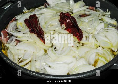 Eingelegtes Rebhuhn, gebadet in Weißwein. Stockfoto