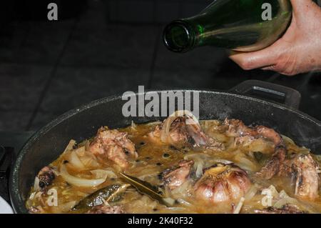 Eingelegtes Rebhuhn, gebadet in Weißwein. Stockfoto