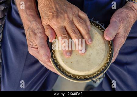 Älteres Paar spielt Bongo. Internationaler Seniorentag Stockfoto