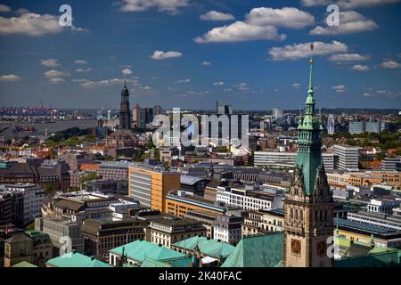 Stadtansicht von oben mit dem Hamburger Rathaus und dem Michel, Deutschland, Hamburg Stockfoto