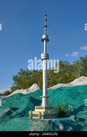 Die Miniatur des Almaty Fernsehturms in den Kok Tobe Bergen. In Atameken Karte des kasachischen Miniaturparks in Astana, Kasachstan. Stockfoto