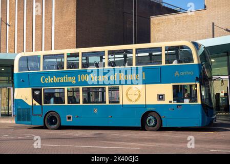 Arriva Doppeldeckerbus feiert 100 Jahre Route 1 im Busbahnhof, Southend on Sea, Essex, Großbritannien. Enviro400 MMC SN66 WHS, SCT Heritage-Schema Stockfoto