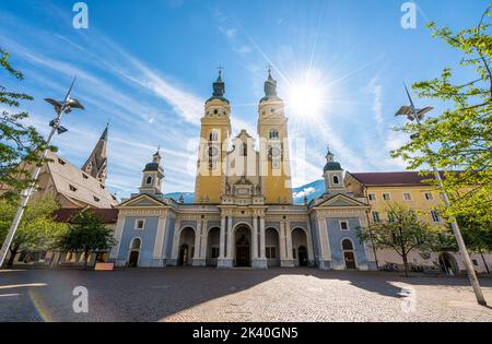 Der Dom von Brixen an einem sonnigen Sommermorgen. Provinz Bozen, Trentino-Südtirol, Italien. Stockfoto