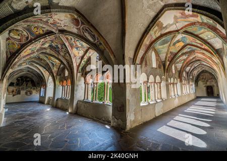 Das herrliche Kreuzgang mit Fresken im Dom von Brixen. Provinz Bozen, Trentino-Südtirol, Italien. Stockfoto