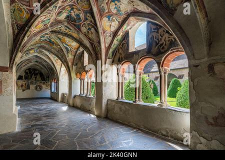 Das herrliche Kreuzgang mit Fresken im Dom von Brixen. Provinz Bozen, Trentino-Südtirol, Italien. Stockfoto