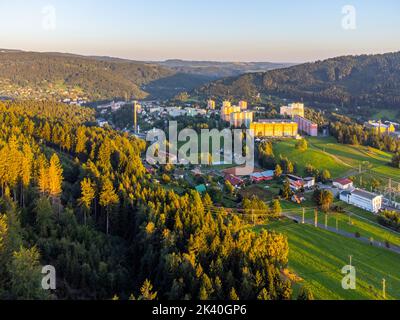 Luftaufnahme von Tanvald im Isergebirge Stockfoto