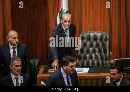 Beirut, Libanon. 29. September 2022. Der libanesische Parlamentspräsident Nabih Berri beginnt eine parlamentssitzung, um einen neuen Präsidenten zu wählen. Der derzeitige Präsident Michel Aoun wird das Amt am 31. Oktober 2022 verlassen. Quelle: Marwan Naamani/dpa/Alamy Live News Stockfoto