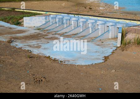 Ein Modell eines Staudamms, Wasserverteilungsstelle an der nun ausgetrockneten Aralsee. In Atameken Karte des kasachischen Miniaturparks in Astana, Kasachstan. Stockfoto