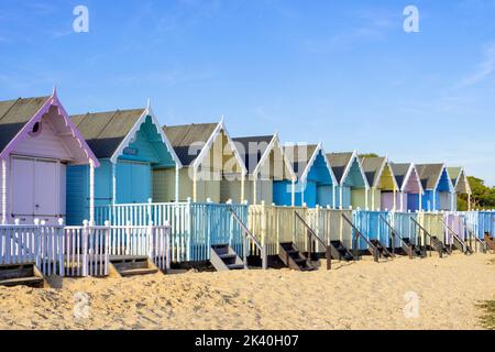 Mersea Island Strandhütten Reihe von bunten Strandhütten am Strand von Mersea Island West mersea Island Essex England GB Europa Stockfoto