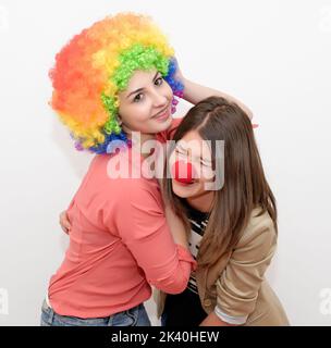 Zwei Clown lächeln isoliert über einem weißen Hintergrund Stock Foto Stockfoto