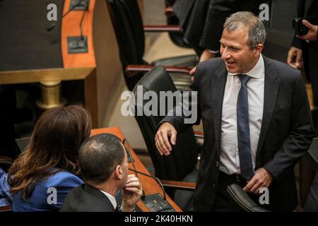 Beirut, Libanon. 29. September 2022. Jibran Bassil (R), potenzieller Kandidat für die libanesische Präsidentschaft, spricht mit seinen Kollegen vor Beginn einer parlamentssitzung zur Wahl eines neuen Präsidenten. Der derzeitige Präsident Michel Aoun wird das Amt am 31. Oktober 2022 verlassen. Quelle: Marwan Naamani/dpa/Alamy Live News Stockfoto