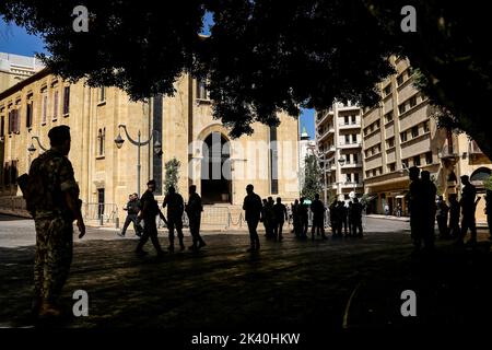 Beirut, Libanon. 29. September 2022. Soldaten der libanesischen Armee sichern sich während einer Sitzung zur Wahl eines neuen Präsidenten die Räumlichkeiten des parlaments. Der derzeitige Präsident Michel Aoun wird das Amt am 31. Oktober 2022 verlassen. Quelle: Marwan Naamani/dpa/Alamy Live News Stockfoto