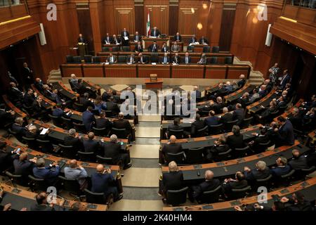 Beirut, Libanon. 29. September 2022. Libanesische Gesetzgeber nehmen an einer parlamentssitzung Teil, um einen neuen Präsidenten zu wählen. Der derzeitige Präsident Michel Aoun wird das Amt am 31. Oktober 2022 verlassen. Quelle: Marwan Naamani/dpa/Alamy Live News Stockfoto