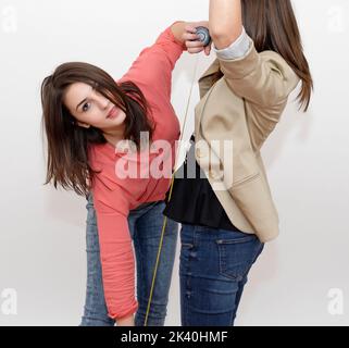 Mädchen mit Maßband isoliert in weiß Stock Foto Stockfoto