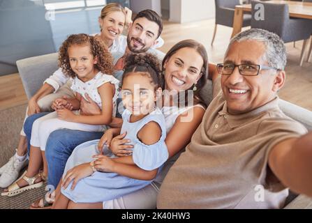 Selfie, Familie und Kinder mit einem Großvater, der ein Foto von seinen Enkeln und Eltern zu Hause macht. Kinder, Liebe und Großeltern mit einem Mann Stockfoto