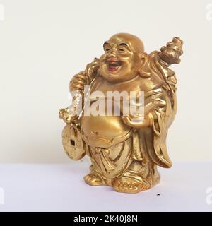 goldene lachende buddha-Statue isoliert auf weißem Hintergrund Stockfoto