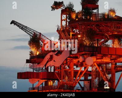 Seeungeheuer in Weston-Super-Mare. SEE MONSTER ist ein pensionierter Rig aus der Nordsee, der in eine der größten öffentlichen Kunstinstallationen Großbritanniens umgewandelt wurde Stockfoto