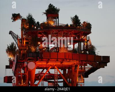 Seeungeheuer in Weston-Super-Mare. SEE MONSTER ist ein pensionierter Rig aus der Nordsee, der in eine der größten öffentlichen Kunstinstallationen Großbritanniens umgewandelt wurde Stockfoto