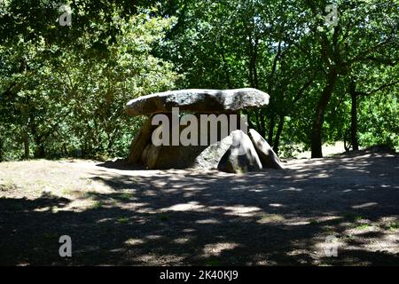 Prähistorische megalithische Dolmen de Axitos, neolithische Steinstruktur, die als Grab verwendet wurde, datiert 4000-3600 v. Chr. Riveira, Rias Baixas, Spanien. 24 August 2020 Stockfoto