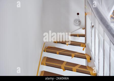 Staircase baut beim Hausbau neue Treppen und schützt sie mit Pappe vor Schmutz Stockfoto