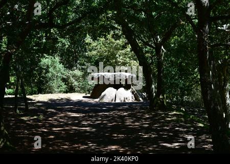 Prähistorische megalithische Dolmen de Axitos, neolithische Steinstruktur, die als Grab verwendet wurde, datiert 4000-3600 v. Chr. Riveira, Rias Baixas, Spanien. 24 August 2020 Stockfoto