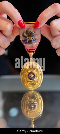 Bellmans, London, Großbritannien. 29. September 2022. Der Herbst-Schmuckverkauf bei Bellmans. Bild: Royal Interest: Victorian 18ct Gold Diamond and Enamel Gedenkmedaille, ein aufgetragenes Monogramm auf der Rückseite und Inschrift Empfang von S.R.H. dem Prince of Wales, 1876, Schätzung von £2.000-3.000. Quelle: Malcolm Park/Alamy Live News Stockfoto