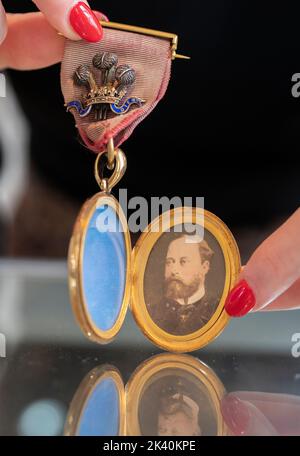 Bellmans, London, Großbritannien. 29. September 2022. Der Herbst-Schmuckverkauf bei Bellmans. Bild: Royal Interest: Victorian 18ct Gold Diamond and Enamel Gedenkmedaille, ein aufgetragenes Monogramm auf der Rückseite und Inschrift Empfang von S.R.H. dem Prince of Wales, 1876, Schätzung von £2.000-3.000. Quelle: Malcolm Park/Alamy Live News Stockfoto