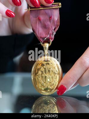 Bellmans, London, Großbritannien. 29. September 2022. Der Herbst-Schmuckverkauf bei Bellmans. Bild: Royal Interest: Victorian 18ct Gold Diamond and Enamel Gedenkmedaille, ein aufgetragenes Monogramm auf der Rückseite und Inschrift Empfang von S.R.H. dem Prince of Wales, 1876, Schätzung von £2.000-3.000. Quelle: Malcolm Park/Alamy Live News Stockfoto